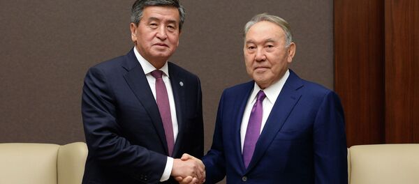 Встреча президента КР Сооронбая Жээнбекова с первым президентом Казахстана Нурсултаном Назарбаевым в Баку - Sputnik Кыргызстан