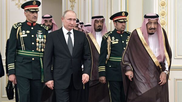 Президент РФ Владимир Путин и король Саудовской Аравии Сальман бен Абдель Азиз аль Сауд (справа) на церемонии официальной встречи. - Sputnik Кыргызстан