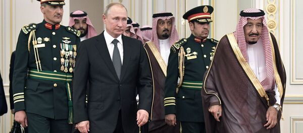 Президент РФ Владимир Путин и король Саудовской Аравии Сальман бен Абдель Азиз аль Сауд (справа) на церемонии официальной встречи. - Sputnik Кыргызстан