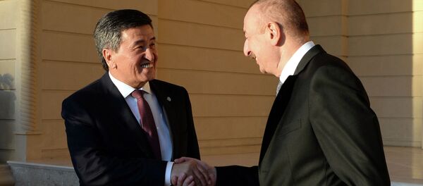 Президент КР Сооронбай Жээнбеков в рамках участия в седьмом заседании ССТГ в городе Баку встретился с президентом Азербайджана Ильхамом Алиевым - Sputnik Кыргызстан
