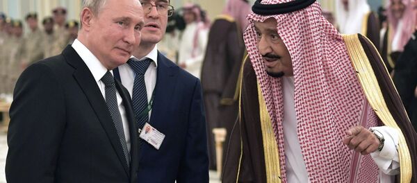 14 октября 2019. Президент РФ Владимир Путин и король Саудовской Аравии Сальман бен Абдель Азиз аль Сауд (справа) на церемонии официальной встречи. - Sputnik Кыргызстан