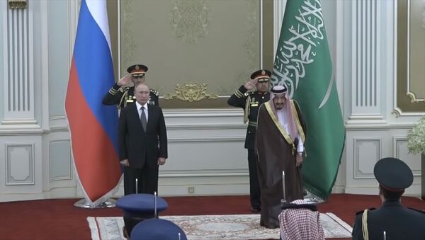 Оркестр Саудовской Аравии запутался в нотах гимна РФ перед Путиным. Видео - Sputnik Кыргызстан