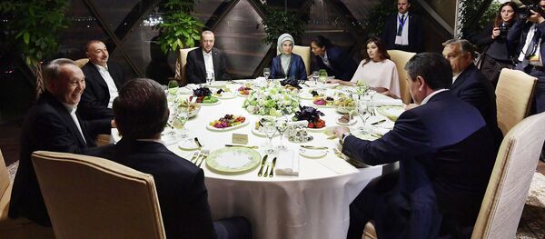 Президент Сооронбай Жээнбеков Түрк тилдүү мамлекеттердин кызматташуу кеңешине (ТТМКК) мүчө өлкөлөрдүн лидерлери жана өкмөт башчылары менен кечки тамакка отурду - Sputnik Кыргызстан