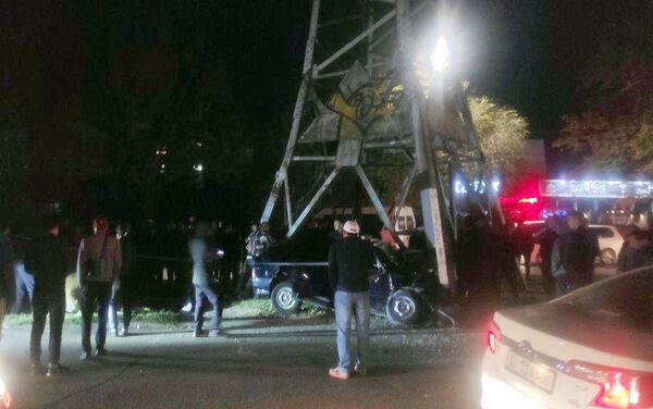 Авария случилась на пересечении проспекта Чуй и улицы Достоевского в ночь на 16 октября. - Sputnik Кыргызстан