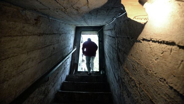 Мужчина выходит из подвала. Архивное фото - Sputnik Кыргызстан