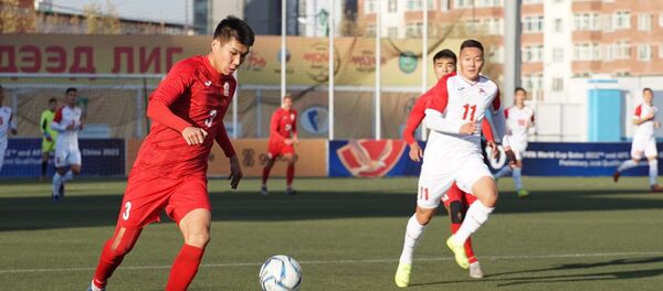 Футболист сборной Кыргызстана Тамирлан Кузубаев во время матча Кыргызстан — Монголия в рамках отбора к чемпионату мира — 2022  - Sputnik Кыргызстан
