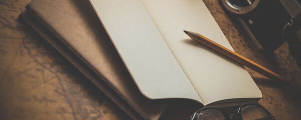 Старый блокнот и карандаш - Sputnik Кыргызстан