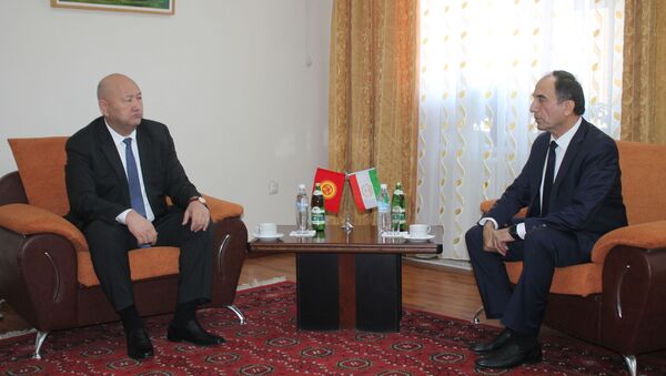 Вице-премьер-министр Кыргызстана Жениш Разаков встретился с таджикистанским коллегой Азимом Иброхимом - Sputnik Кыргызстан