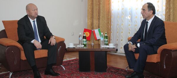 Вице-премьер-министр Кыргызстана Жениш Разаков встретился с таджикистанским коллегой Азимом Иброхимом - Sputnik Кыргызстан