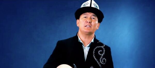 Играя на комузе, акын объясняет, что такое инфляция — видео Нацбанка - Sputnik Кыргызстан