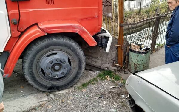 Авария случилась на пересечении улиц Калинина и Салиевой - Sputnik Кыргызстан