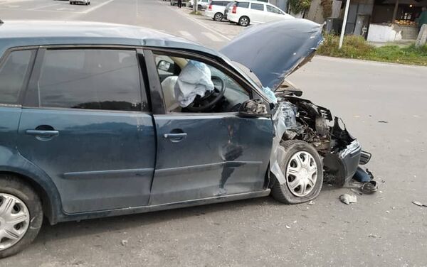 Как рассказали сотрудники Центра экстренной медицины, пострадала 33-летняя женщина — водитель легкового авто.  - Sputnik Кыргызстан
