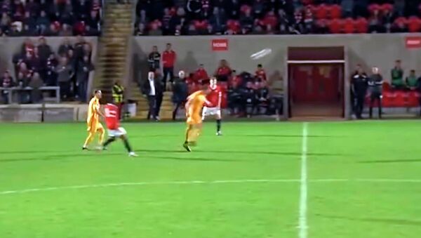 Футболист забил невероятный гол головой со своей половины поля — видео - Sputnik Кыргызстан