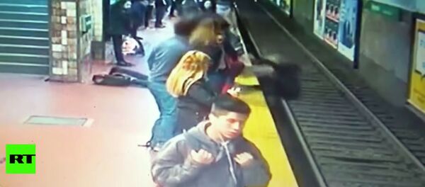 Упавший в обморок мужчина столкнул женщину на рельсы перед поездом — видео - Sputnik Кыргызстан