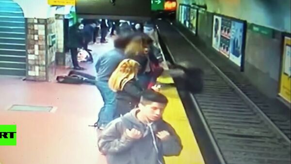 Упавший в обморок мужчина столкнул женщину на рельсы перед поездом — видео - Sputnik Кыргызстан