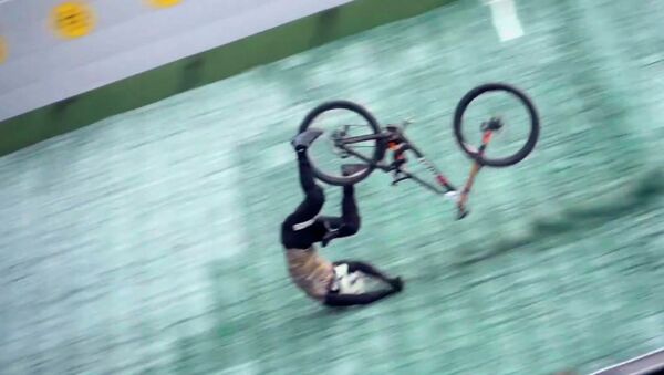 Велосипедист пережил жуткое падение с трамплина, пытаясь побить рекорд. Видео - Sputnik Кыргызстан