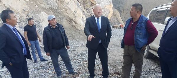 Вице-премьер Жеңиш Разаков Баткен облусундагы иш сапарында Ак-Cай — Тамдык жана Ак-Cай — Рават жолунун курулушу менен таанышты - Sputnik Кыргызстан