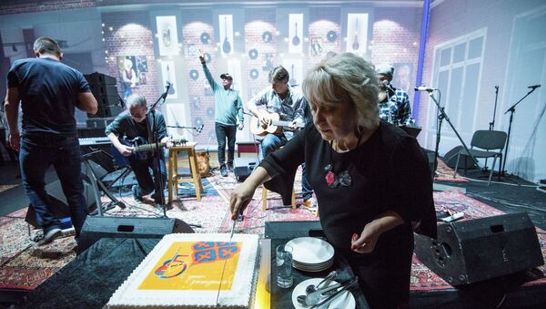 Руководитель агентства Елена Череменина разрезает торт на праздновании пятилетия информационного агентства Sputnik Кыргызстан - Sputnik Кыргызстан