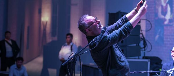 Российский музыкант Евгений Маргулис во время выступления на пятилетии Sputnik Кыргызстан Российский музыкант Евгений Маргулис во время выступления на пятилетии Sputnik Кыргызстан - Sputnik Кыргызстан