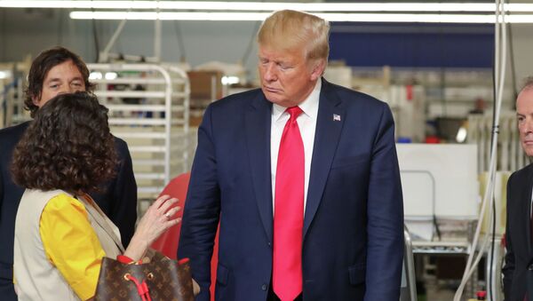 Президент США Дональд Трамп посещает кожевенную мастерскую Louis Vuitton в Кине, штат Техас, США, 17 октября 2019 года - Sputnik Кыргызстан