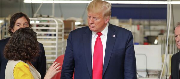 Президент США Дональд Трамп посещает кожевенную мастерскую Louis Vuitton в Кине, штат Техас, США, 17 октября 2019 года - Sputnik Кыргызстан