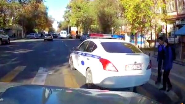 В Бишкеке авто милиции едва не сбило детей на зебре и не пропустило их. Видео - Sputnik Кыргызстан