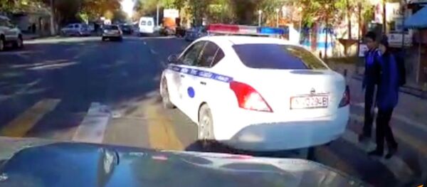 Уят барбы? Милиция жол чийиндеги окуучуларды коюп кете жаздады. Видео - Sputnik Кыргызстан