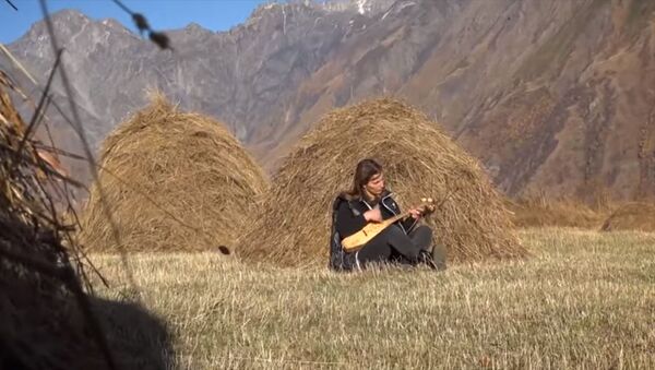 Как городская девушка бросила все и уехала жить в горы одна — видео - Sputnik Кыргызстан