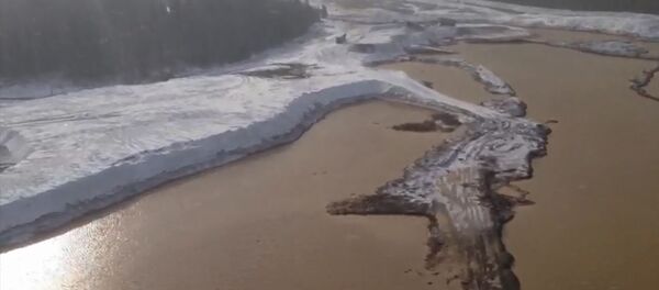 Ылай, муз жана мелтиреген суу. Адамдарды суу басып калган жердеги видео Ылай, муз жана мелтиреген суу. Адамдарды суу басып калган жердеги видео - Sputnik Кыргызстан