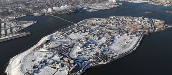 Вид на тюрьму Райкерс под снежным покровом в районе Бронкса Нью-Йорка - Sputnik Кыргызстан