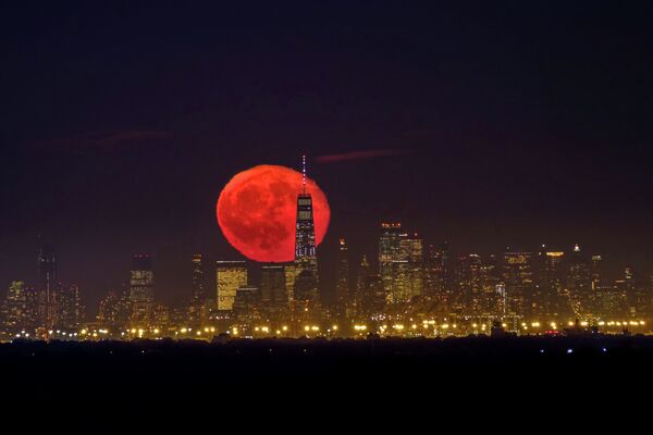 Красная луна над Нью-Йорком - Sputnik Кыргызстан