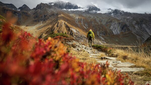 Турист прогуливается по склону горы. Архивное фото - Sputnik Кыргызстан