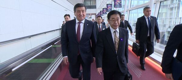 Жээнбеков прилетел в Токио обычным рейсом — как его встретили. Видео - Sputnik Кыргызстан