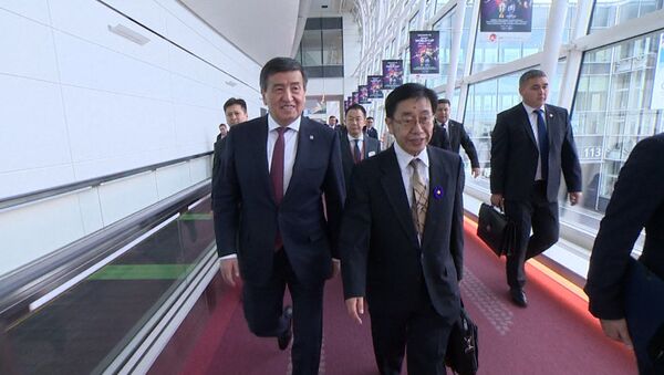 Жээнбеков прилетел в Токио обычным рейсом — как его встретили. Видео - Sputnik Кыргызстан