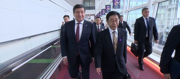 Президент Сооронбай Жээнбеков Японияга кадимки каттам менен учуп барды. Видео Президент Сооронбай Жээнбеков Японияга кадимки каттам менен учуп барды. Видео - Sputnik Кыргызстан