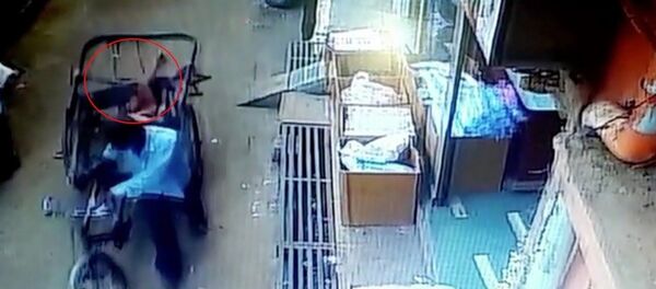 Ребенок упал с балкона в проезжавшую мимо повозку — видео - Sputnik Кыргызстан