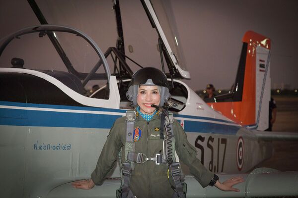 Король Таиланда лишил некоронованную жену титулов — пыталась повысить статус Король Таиланда лишил некоронованную жену титулов — пыталась повысить статус - Sputnik Кыргызстан