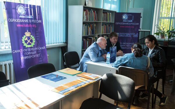 Посетителей выставки также ждут семинары, научно-популярные лекции российских ученых и лабораторные работы в формате виртуальной реальности - Sputnik Кыргызстан