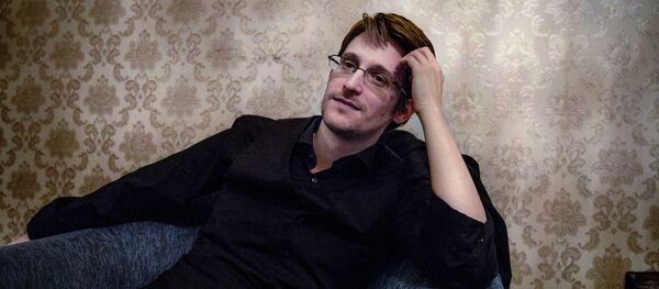 Бывший сотрудник Агентства национальной безопасности (АНБ) США Эдвард Сноуден. Архивное фото Бывший сотрудник Агентства национальной безопасности (АНБ) США Эдвард Сноуден. Архивное фото - Sputnik Кыргызстан