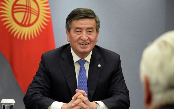 Депутаты парламента Японии подарили президенту Сооронбаю Жээнбекову баночку меда из Кыргызстана - Sputnik Кыргызстан
