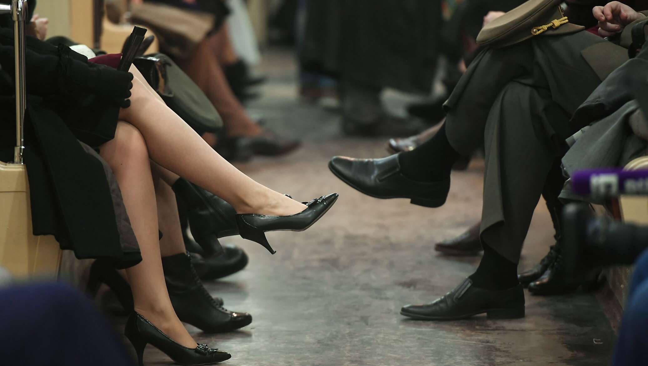 Почему закидывают ногу на ногу. Ноги женщин в метро. Нога на ногу в метро. Женщины нога на ногу в метро. Женские ножки в общественных местах.