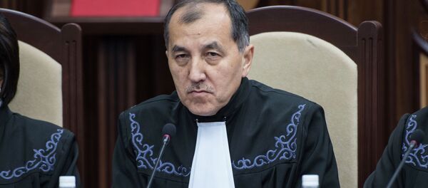 Судья Конституционной палаты ВС КР Эркинбек Мамыров на процессе рассмотрения иск представителей и депутатов СДПК о конституционности лишения Атамбаева статуса экс-президента - Sputnik Кыргызстан