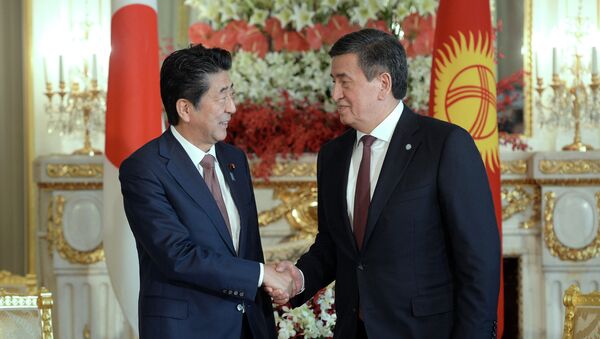 Президент КР Сооронбай Жээнбеков  в рамках рабочей поездки в Японию встретился с премьер-министром страны Синдзой Абэ - Sputnik Кыргызстан