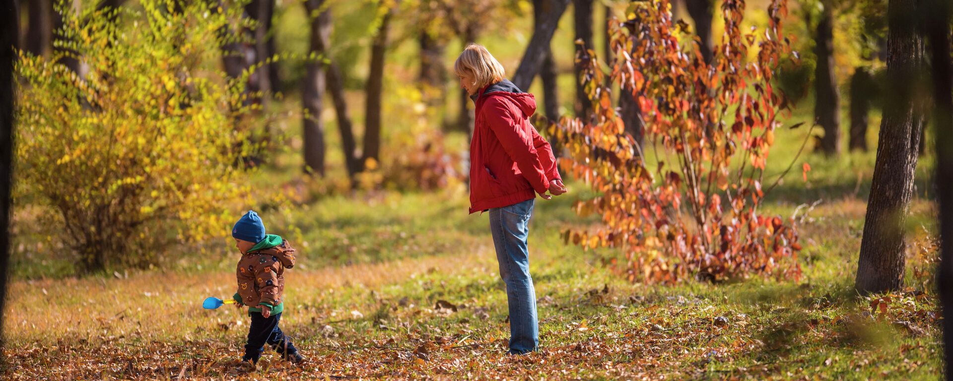 Женщина с сыном гуляют в одном из парков Бишкека. Архивное фото - Sputnik Кыргызстан, 1920, 17.09.2025
