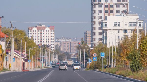 Автомобильное движение на одной из улиц Бишкека. Архивное фото - Sputnik Кыргызстан