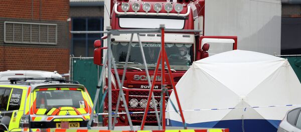 Сотрудники полиции у фуры, в которой нашли тела 39 человек, Эссекс, Великобритания. 23 октября 2019 года - Sputnik Кыргызстан