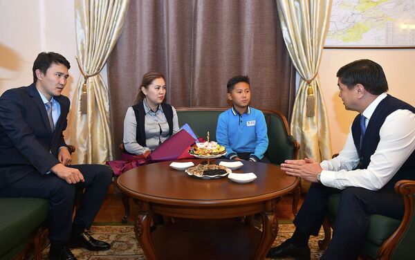 Премьер-министр Мухаммедкалый Абылгазиев встретился с юным математиком Арсеном Рахымбековым - Sputnik Кыргызстан