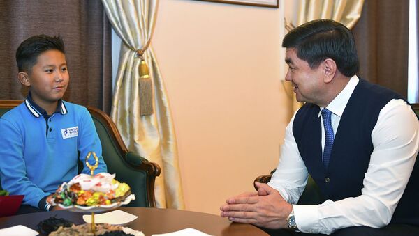 Встреча Мухаммедкалыя Абылгазиева с юным математиком Арсеном Рахымбековым - Sputnik Кыргызстан