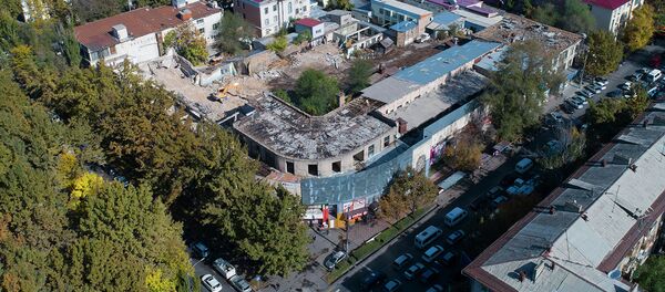 В центре Бишкека сносят 88-летнюю типографию. Что построят — видео с дрона В центре Бишкека сносят 88-летнюю типографию. Что построят — видео с дрона - Sputnik Кыргызстан