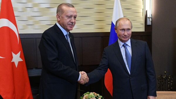 Президент РФ Владимир Путин и президент Турции Реджеп Тайип Эрдоган (слева) во время встречи. Архивное фото - Sputnik Кыргызстан